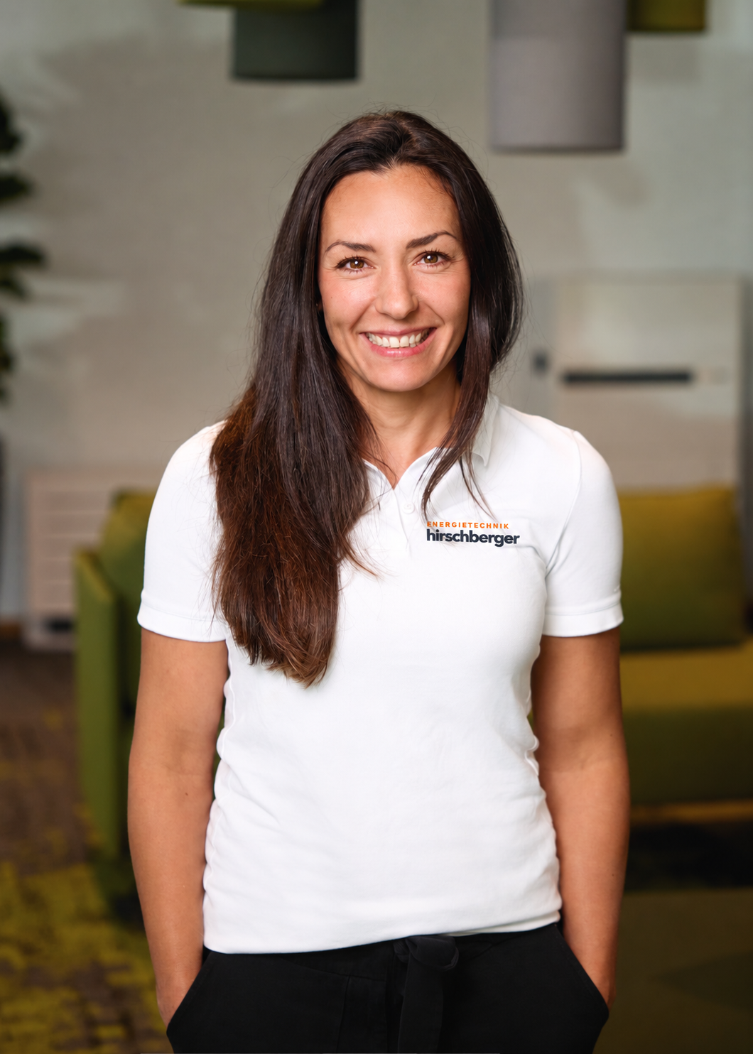 Anita Hirschberger mit einem weißen Polo mit Hirschberger-Energietechnik-Logo