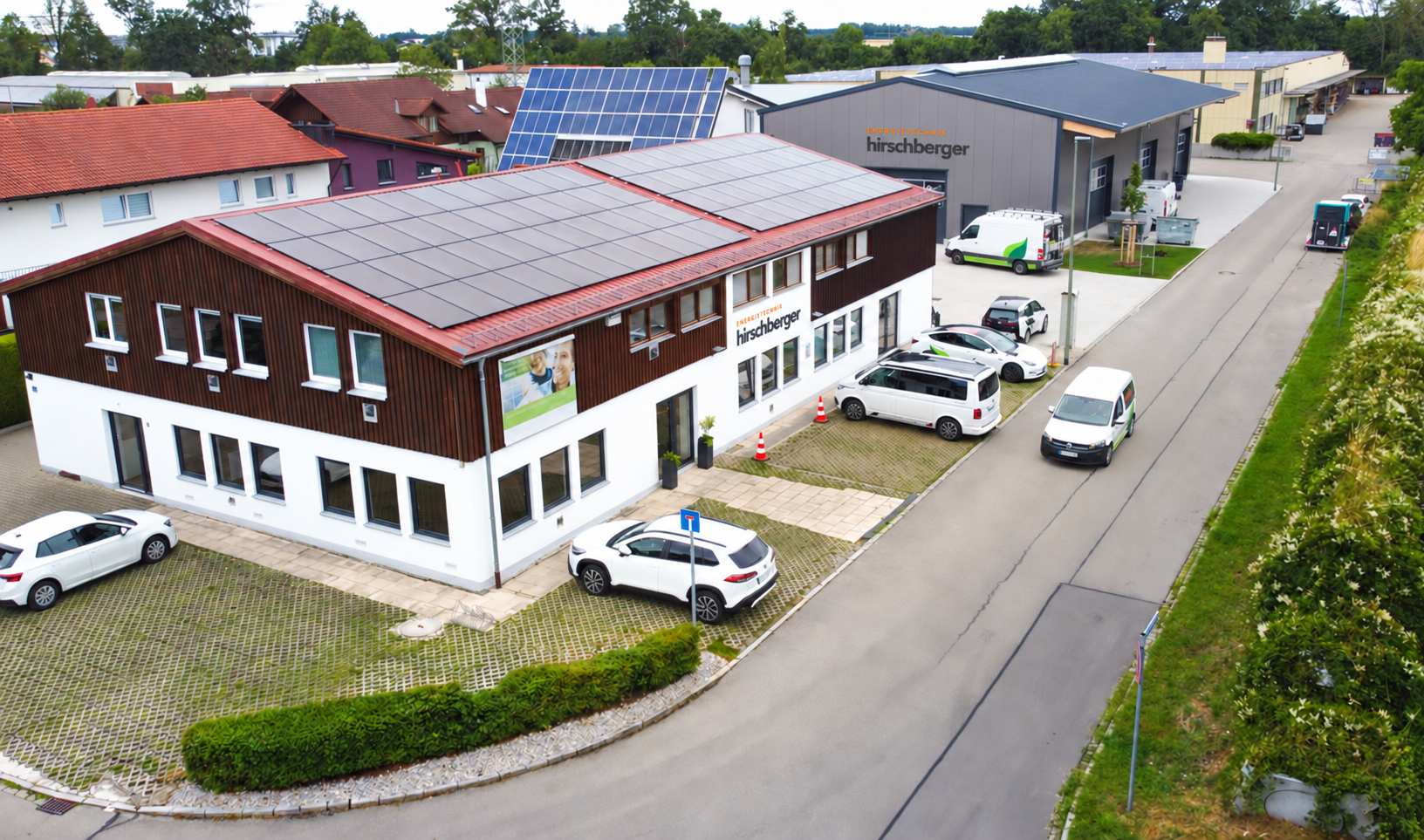 Bürogebäude und Halle von Hirschberger Energietechnik in Kaufering mit Photovoltaikanlagen auf den Dächern