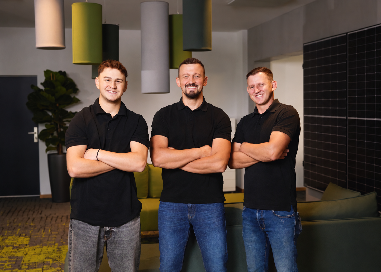 Drei Kollegen von Hirschberger Energietechnik stehen gemeinsam im Showroom