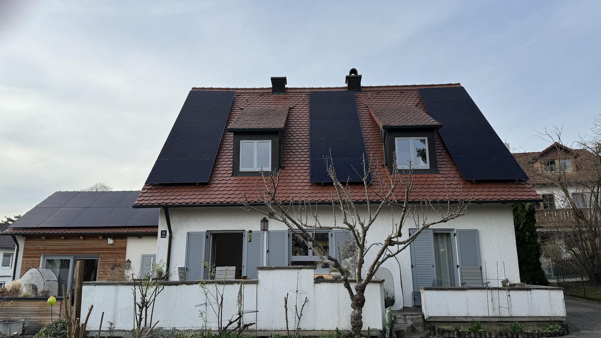Fertig montierte Photovoltaikanlage auf dem Hausdach – Foto aus der Rezension von Michael Demharter