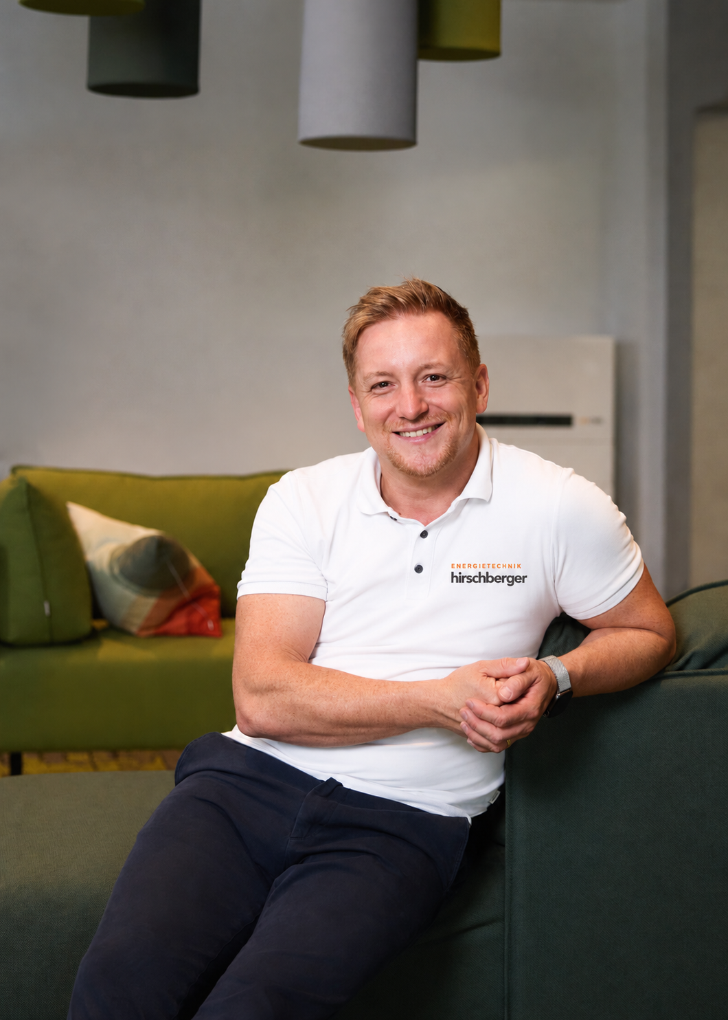 Mike Hirschberger mit einem weißen Polo mit Hirschberger-Energietechnik-Logo